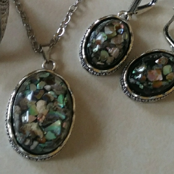 Jewelry - NEW Gorgeous necklace and earrings 